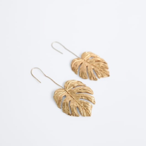 🍃Gold Monstera Leaf Earrings🌺 - Picture 3 of 5